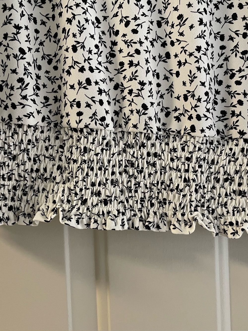 Adrianna Papell Women’s White Floral Ruffle Sleeve Top Sz M - Picture 2 of 5